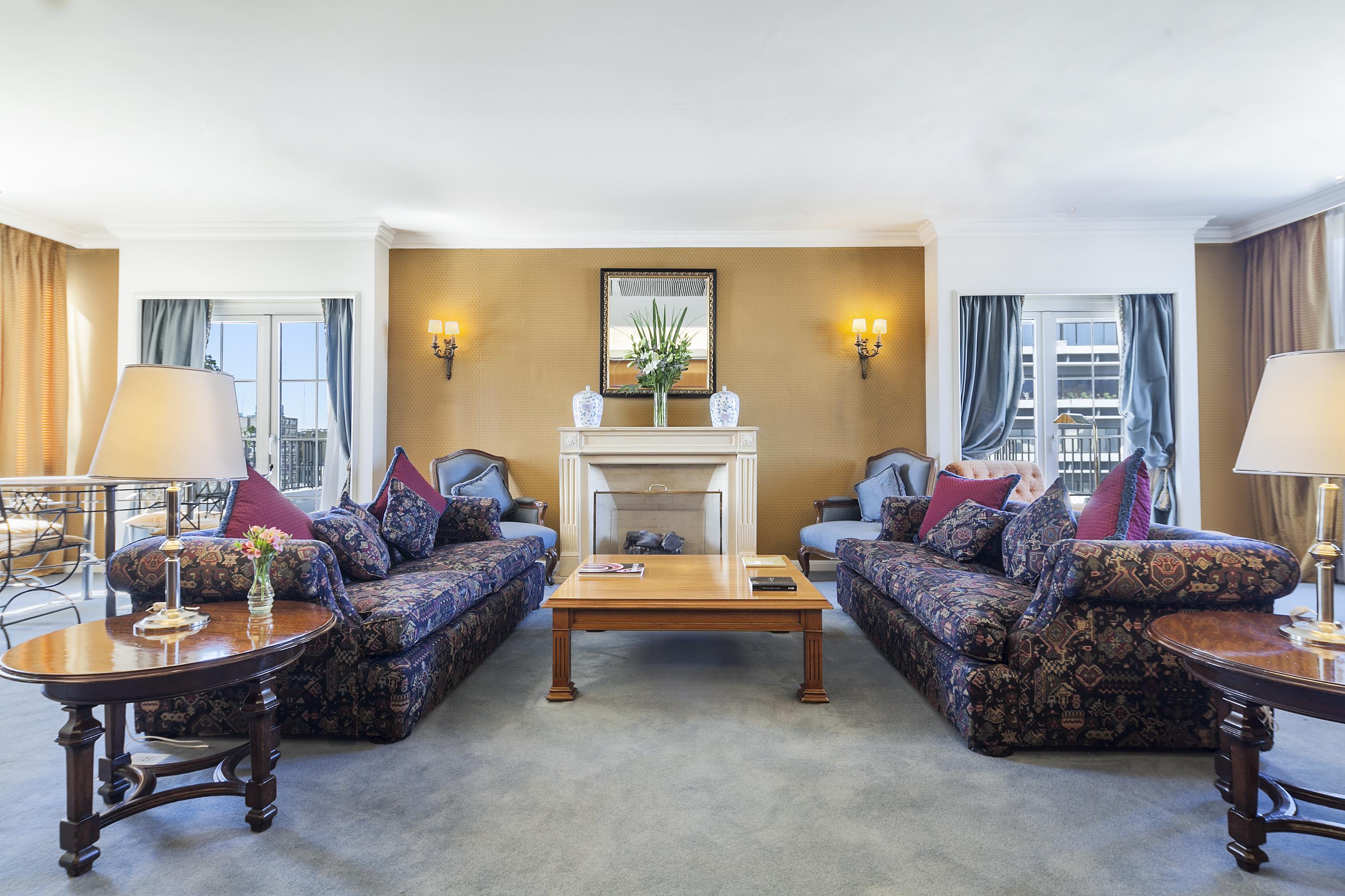 克拉瑞吉酒店 布宜诺斯艾利斯 外观 照片 The living room of a suite at the Mandarin Oriental, Munich