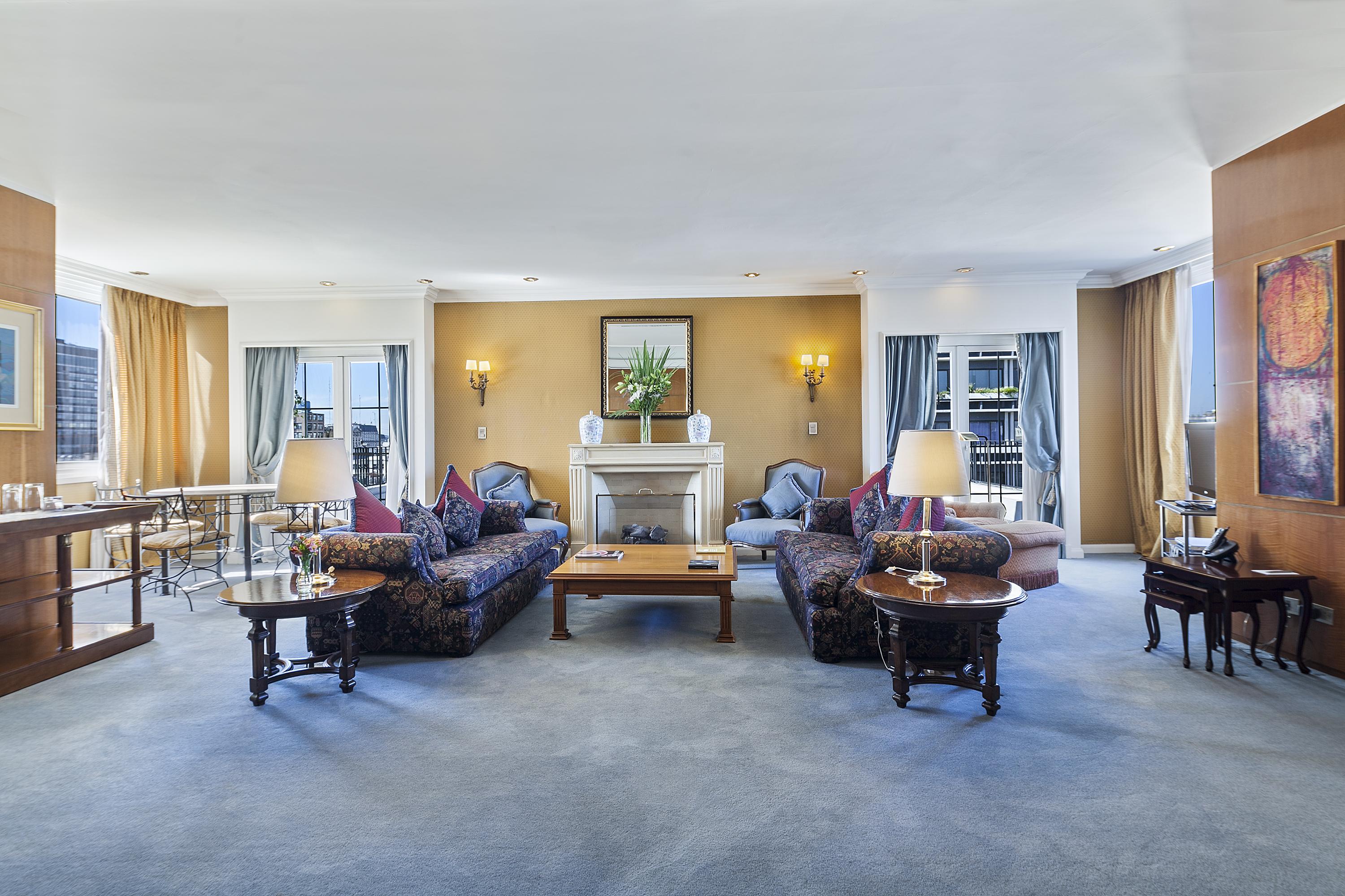 克拉瑞吉酒店 布宜诺斯艾利斯 外观 照片 The living room of a suite at the Waldorf Astoria Berlin