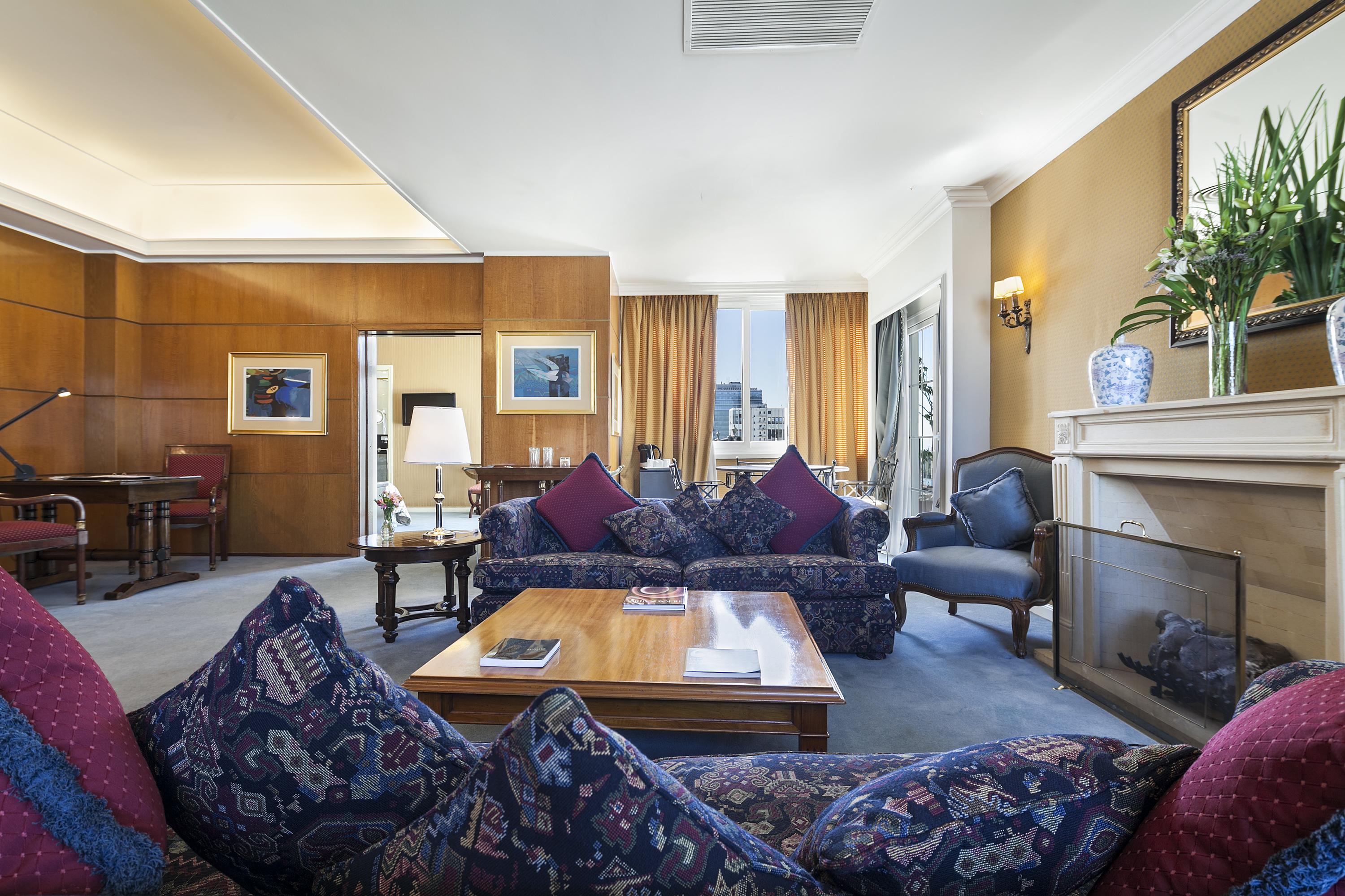 克拉瑞吉酒店 布宜诺斯艾利斯 外观 照片 The living room of a suite at the hotel