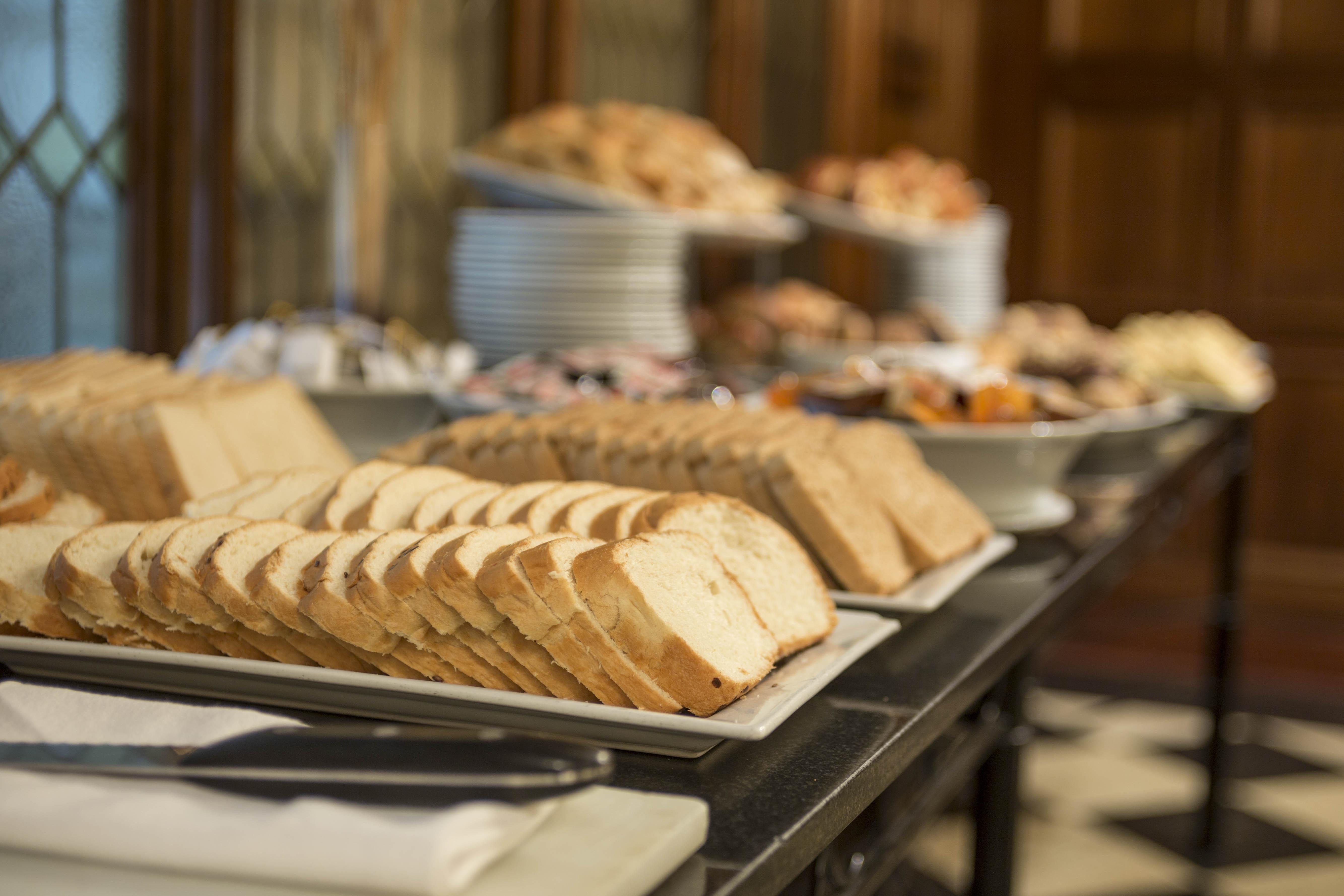 克拉瑞吉酒店 布宜诺斯艾利斯 外观 照片 A selection of bread at a buffet